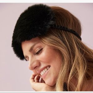 LA VIE EN ROSE Plush Eye Mask